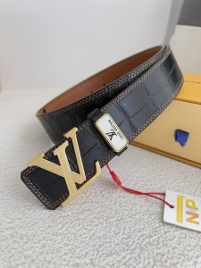 品名： Lv..路易..威登腰带皮带原单 型号：挂扣，经典纯钢材质面字母挂扣，头层牛皮，图片实物拍摄 材料：头层牛皮，挂扣系列，纯钢材质扣头，钯镀电镀工艺永不掉