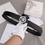 宽度4.0Cm。Versace 范思哲 此款腰带饰有标志性的Versace美杜莎头像带扣，彰显品牌格调。是一款精美的衣橱必备单品。