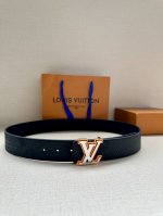 本季新款，Lv印记4.0宽 可逆皮带为下班时的外观带来了新鲜的街头服饰精神。受教练鞋底的启发，皮革表带上凹陷了 “Vuitton” 的名称，而lv首字母扣则带有
