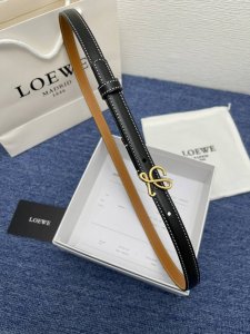 品牌 罗意威 描述 经典系列新品腰带，采用小牛皮材质，完美搭配手工车线，两款经典配色，可搭配商务西装或更为休闲的造型。腰带为法国尺寸，请在购买前参阅腰带尺寸指南