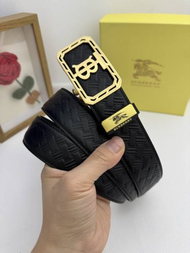 品名：巴宝莉 自动带 材质：原单牛皮腰带 百分百头层牛皮腰带保证真皮，24K纯钢扣，专柜原单品质、做工精细，时尚大牌，送人自用首选 包装： 请认准如图专柜包装赠