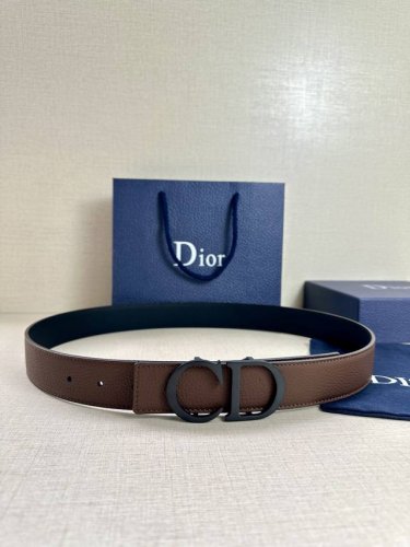 Dior 这款双面腰带结合典雅气质与摩登风范。双面均采用粒面牛皮革精心制作，一面为黑色，另一面为中国红、可搭配各式 35 毫米腰带扣，更添精致，打造富有个性特色