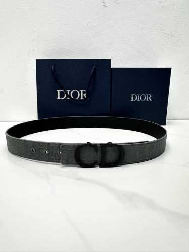 宽度3.5Cm Dior 这款 35 毫米双面腰带结合典雅气质与摩登风范。双面设计，一面采用深灰色 Oblique 印花面料，另一面采用同色调粒面牛皮革。可搭配