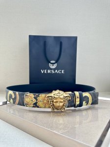 皮带宽度3.8Cm Versace 此皮带，配有立体La Medusa双面搭扣，一面饰有Barroco印花。 DDD La Medusa搭扣 DDD 腰带环 D