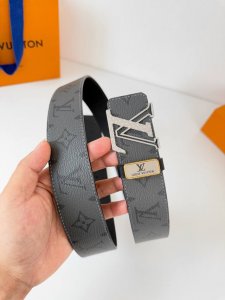 品名： Lv..路易..威登腰带皮带原单 型号：挂扣，经典纯钢材质挂扣，头层牛皮，图片实物拍摄 材料：头层牛皮，挂扣系列，纯钢材质扣头，钯镀电镀工艺永不掉色。原