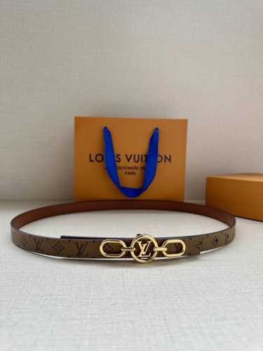 2.0宽 本款 Lv Iconic 双面腰带新款 搭配标志性 Iconic 搭扣，无论展现 Monogram Reverse 帆布或素雅牛皮革，均可为挚爱造型注
