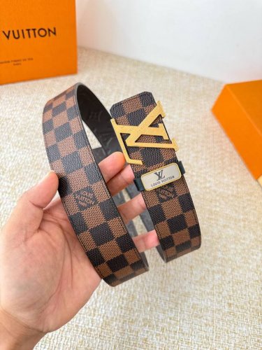 品名： Lv..路易..威登腰带皮带原单 型号：挂扣，经典纯钢材质挂扣，头层牛皮，图片实物拍摄 材料：头层牛皮，挂扣系列，纯钢材质扣头，钯镀电镀工艺永不掉色。原
