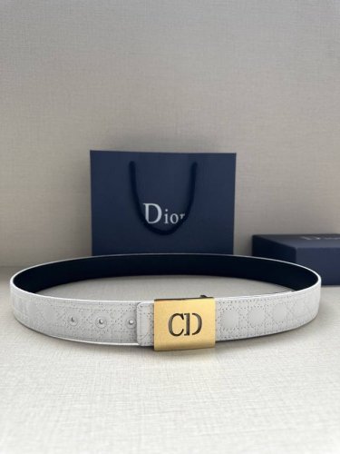 宽度3.5Cm 这款 Dior Charm 腰带扣是夏季男装系列新品，采用不锈钢真空电镀饰面黄铜精心设计，重新演绎经典的 Dior 标志。可与各式 35 毫米腰