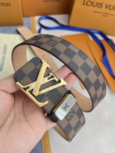 品名： Lv..路易..威登腰带皮带原单 型号：挂扣，新款经典纯钢材质镶钻挂扣，头层牛皮，图片实物拍摄 材料：头层牛皮，挂扣系列，纯钢材质扣头，钯镀电镀工艺永不