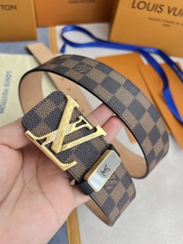 品名： Lv..路易..威登腰带皮带原单 型号：挂扣，新款经典纯钢材质镶钻挂扣，头层牛皮，图片实物拍摄 材料：头层牛皮，挂扣系列，纯钢材质扣头，钯镀电镀工艺永不