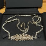 香家新款羽毛腰链 DDD 历经四载光阴，2025春夏系列的创意设计再次以大皇宫作为启幕之地，飞鸟元素被巧妙融入各类配饰中，而象征着鸟儿灵魂的羽毛亦被精致地体现在