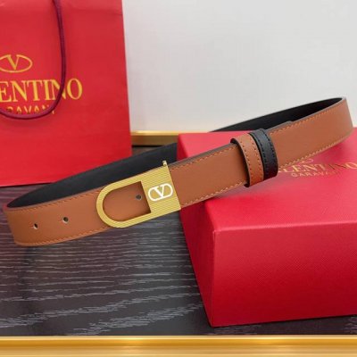 牛皮革腰带，复古黄铜做旧效果处理金属扣环，饰以珐琅 Vlogo Signature 细节 宽度：3.0Cm