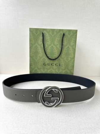 Gucci 宽度4.0Cm 早春系列透过现代视角焕新诠释品牌经典元素。这款腰带以牛皮革匠心打造，巧妙缀饰互扣式双G搭扣，搭配嵌花牛皮革。这款腰带正面以灰色牛皮革 - 点击图像关闭