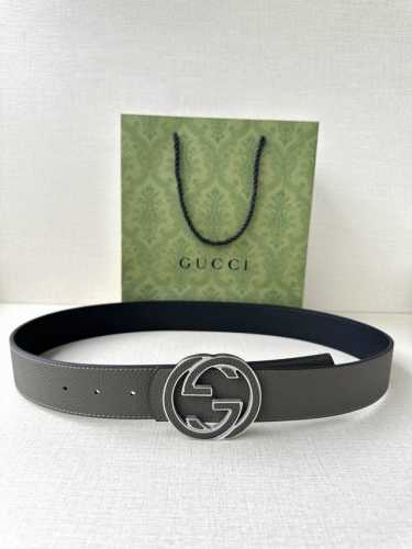 Gucci 宽度4.0Cm 早春系列透过现代视角焕新诠释品牌经典元素。这款腰带以牛皮革匠心打造，巧妙缀饰互扣式双G搭扣，搭配嵌花牛皮革。这款腰带正面以灰色牛皮革