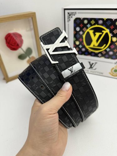 品名：Lv..路易..威登原单 材质：原单牛皮腰带 百分百头层牛皮腰带保证真皮，24K纯钢扣，专柜原单品质、做工精细，时尚大牌，送人自用首选 包装： 请认准如图