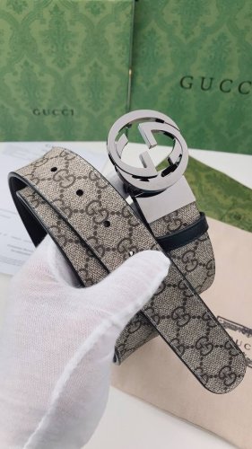 Gucci双面腰带，一侧为Gg Supreme高级人造帆布，反面一侧为单色皮革。配以Interlocking G带扣。3.7Cm宽