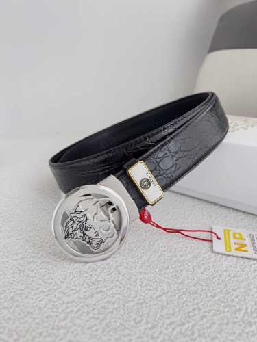 品名：范思哲.Versace.皮带腰带自动皮带 型号：自动带，纯钢材质经典人头自动扣，图片实物拍摄 腰带：百分百头层牛皮，自动带身，保证真皮。24K纯钢扣永不掉