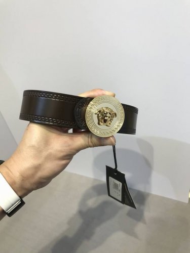 配送专柜包装 打孔针 专柜同款、实拍专柜官网，尺寸:宽38Mm，原版立体美人头扣 ，极富设计美感 ，双面采用进口原版小牛皮压花，彰显个性，清晰美观，皮质软，手感