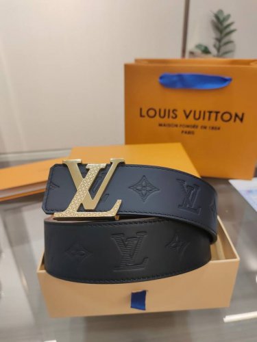 特 L0Uis Vuitt0N Lv 男士专柜品质腰帶 寬度40毫米 配置精钢字母搭扣 扣头可随意搭配 皮质柔软 手感细腻舒适