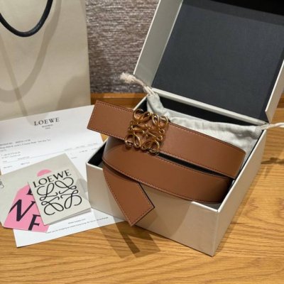 新款女士腰带 Ewe 意威经典Logo腰带实用性很强 光滑小牛皮双面腰带，配有Ewe Anagram搭扣 腰带非常有质感，喜欢Ewe的Logo设计，优雅 宽度：