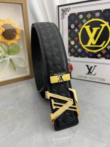 品名：Lv..路易..威登原单 材质：原单牛皮腰带 百分百头层牛皮腰带保证真皮，24K纯钢扣，专柜原单品质、做工精细，时尚大牌，送人自用首选 包装： 请认准如图