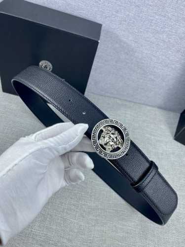 特 宽度4.0Cm 范思哲Versace人头标志：腰带扣上的3D镂空美杜莎，赋予该款Palazzo腰带很高的辨识度。腰带采用饰有Mock Croc印花的柔软牛皮