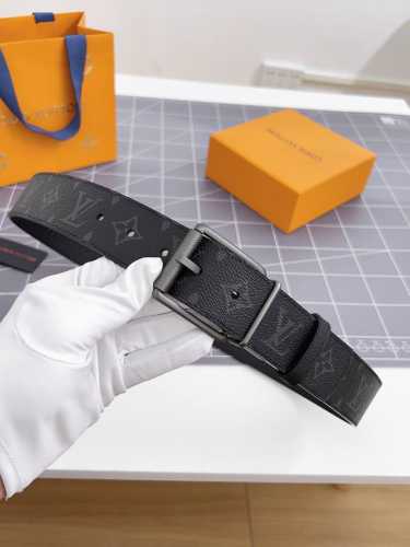 特 寬：40Mm 驢家新品 Nigo新品限量版 專櫃有售新品男士系列 一面專櫃定制面料 一面原廠荔枝紋小牛皮 荔枝紋牛皮有品牌壓紋 針扣款式設計搭扣 雙面用 兩