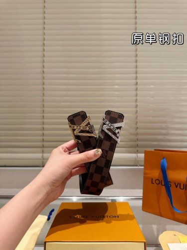 钢扣 高版本！腰带 Lv牛皮皮带～热门款 男女通用皮带里面最火的版本啦～质量很好 全套包装！五金绝对不褪色 皮带头和专柜一样的哦～ 配礼盒手提袋发票