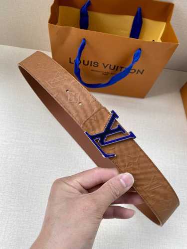 特 Lv原单头层牛皮压老花面，内衬头层小牛皮底，搭配原单刚扣 专柜宽度