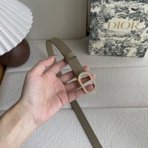 这款Dior带身采用光滑牛皮精心制作，饰以经典的金属Cd扣，密镶以小钻。款式突显腰部曲线，彰显优雅气质，可与牛仔裤、半身裙或连衣裙搭配。