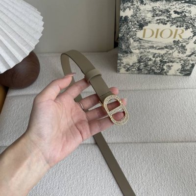 这款Dior带身采用光滑牛皮精心制作，饰以经典的金属Cd扣，密镶以小钻。款式突显腰部曲线，彰显优雅气质，可与牛仔裤、半身裙或连衣裙搭配。