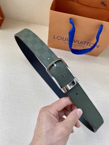 特P190 3.4宽:利落的棱角，简洁的线条，专为商务套装造型而设计的时尚摩登腰带。双面设计，两款易于搭配的色彩组合，饰有 Damier 方格压纹