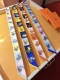 Phms2163 爱马仕 马车接龙 Twilly小丝巾 设计灵感源于“马车接龙”方巾图案。选择了二十辆马车的图样，然后将每辆马车一分为二，再随心所欲地进行混搭，