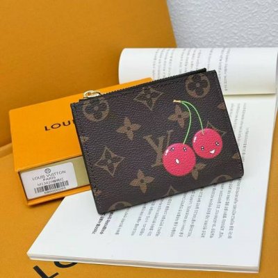 颜色 老花尺寸 11.5X9樱桃 Mportefeuille Lisa 采用 Monogram 帆布制成，内衬彩色皮革。这款紧凑型钱包设有角撑板零钱袋，手柄上饰