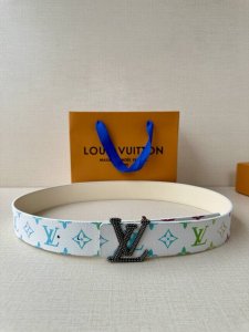 Lv Initiales 40 毫米双面腰带焕新标志性设计 以经典 帆布和柔软牛皮革呈现双面风尚 经典丝印路易威登Logo Lv 字母搭扣散发前卫气息 提供多种