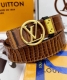 皮带：Lv..路易..威登顶级复刻. 腰带：原单品质百分百进口原厂头层牛皮，保证真皮。圆形字母悬浮镂空Logo工艺.真空电镀.永不掉色.24K纯钢扣头层鳄鱼皮纹