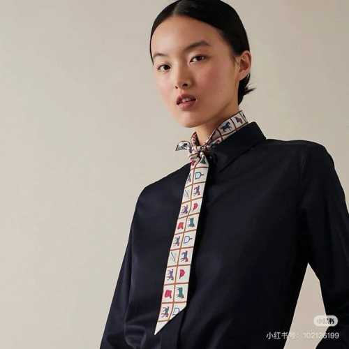爱马仕Hermes “骏马的披挂”Twilly小丝巾 Twilly小丝巾 100%桑蚕丝 。 这款小巧的真丝配饰佩戴方式千变万化，可为您的日常造型增添灵动妙趣！