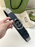 宽度4.0Cm Gucci 这款腰带在早秋系列中惊艳亮相，采用以经典颜色 乌木色组合呈现的品牌双G字母交织图案，与黑色皮革材质相得益彰。双G镶钻钢效果，突显时尚