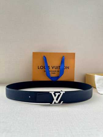 lv 3.4宽 Attract 双面腰带拥有微弧形边缘和摩登形状末端，再为金属 Lv 搭扣融入螺旋结构。经典色彩和不同纹理呈现两式风尚，实现多种造型可能。 - 点击图像关闭