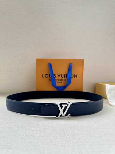 lv 3.4宽 Attract 双面腰带拥有微弧形边缘和摩登形状末端，再为金属 Lv 搭扣融入螺旋结构。经典色彩和不同纹理呈现两式风尚，实现多种造型可能。