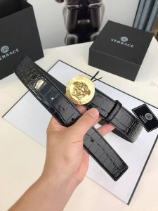此款皮革腰带饰有标志性的Versace美杜莎头像搭扣，彰显品牌格调。是一款精美的衣橱必备单品。4.0Cm宽，