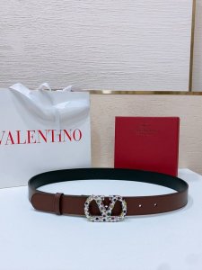 Vlogo Signature搭扣，饰以施华洛世奇仿珍珠 -施华洛钻 花纹搭扣 -进口小牛皮材质 进平纹带身 -宽度：3厘米