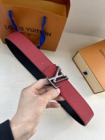 特 奢华款现代 Taurillon 皮革，饰以雅致大方的标志性 Lv 首字母。柔软结实的皮带，可搭配从礼服到休闲装各种服饰