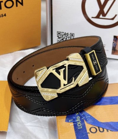 皮带：Lv..路易..威登顶级复刻.镶钻 腰带：原单品质百分百头层牛皮，保证真皮。雕花镂空镶钻工艺.真空电镀.永不掉色.24K纯钢扣纯手工编织系列双面可用专柜同