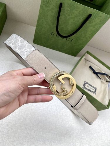 宽度4.0 Cm Gg Marmont系列每一季都会推陈出新，为灵感源于70年代的标志性原版Gg6.0Cm钢扣配件注入现代精髓。这款头层牛皮腰带 给你带来更多造