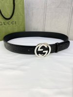 宽度4.0 Gucci互扣式双g带钢扣腰带，采用光滑原版小牛皮热压印技术的gucci Signature皮革精制而成，触感厚实，印花图案清晰分明。