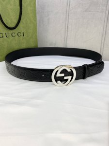 宽度4.0 Gucci互扣式双g带钢扣腰带，采用光滑原版小牛皮热压印技术的gucci Signature皮革精制而成，触感厚实，印花图案清晰分明。