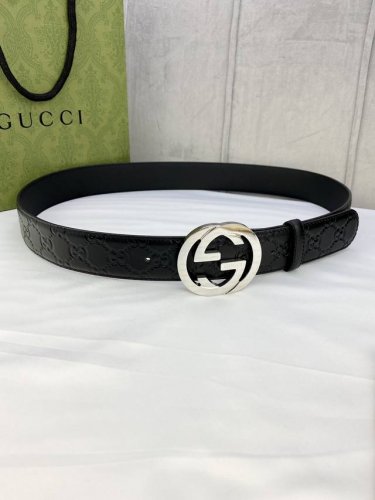 宽度4.0 Gucci互扣式双g带钢扣腰带，采用光滑原版小牛皮热压印技术的gucci Signature皮革精制而成，触感厚实，印花图案清晰分明。
