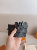 高端品質，實物拍攝 批￥ 配全套禮盒 ： Lv路易威登 原版品質 代工廠貨品 40Mm寬度 正品一體鑄造五金鋼扣，原廠皮料 雙面原廠定制面料，可雙面使用！區別市