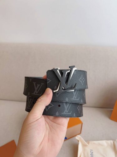 高端品質，實物拍攝 批￥ 配全套禮盒 ： Lv路易威登 原版品質 代工廠貨品 40Mm寬度 正品一體鑄造五金鋼扣，原廠皮料 雙面原廠定制面料，可雙面使用！區別市
